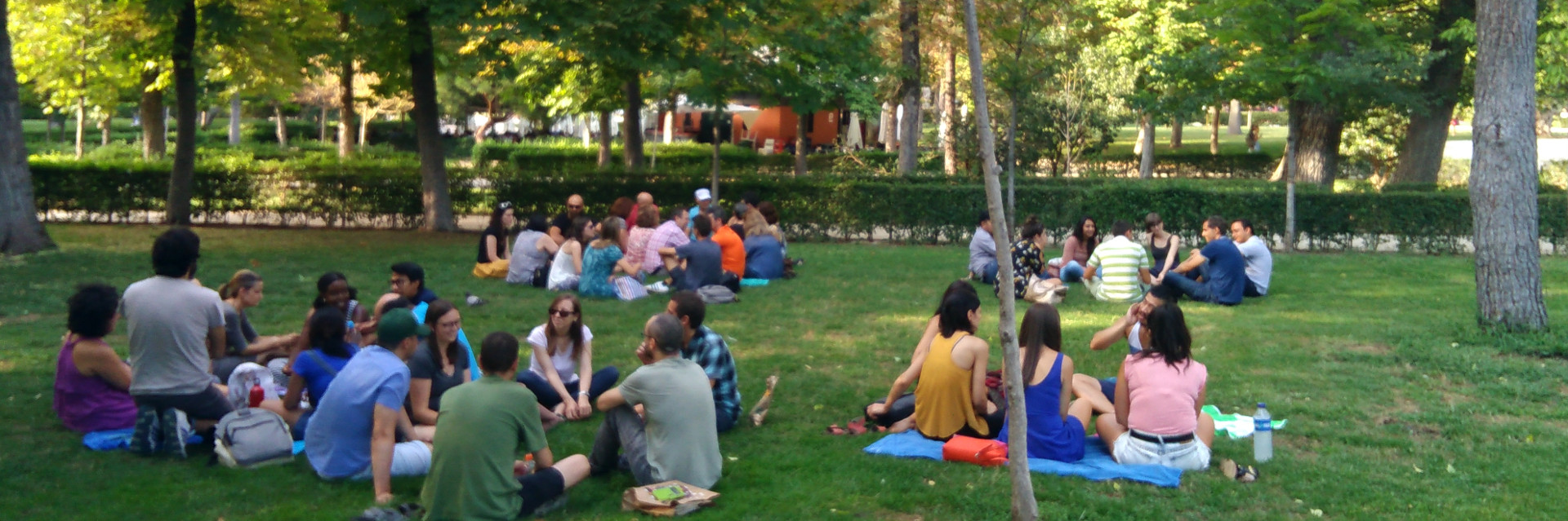 Foto de intercambio de idiomas en el parque del Retiro